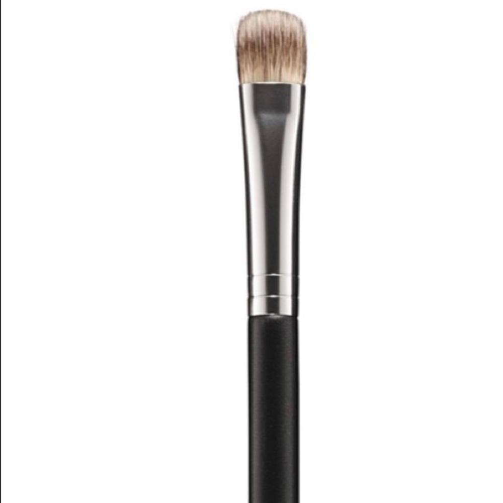 MAC
233 Split Fibre Eye Shadow Brush